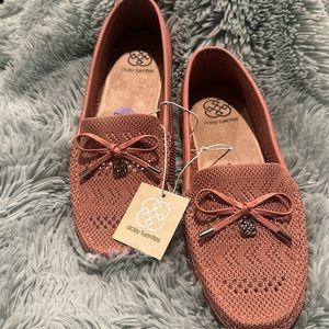 NWT Daisy Fuentes Weaved Fabric top Loafets with silvertone medallion. Size 8.5W